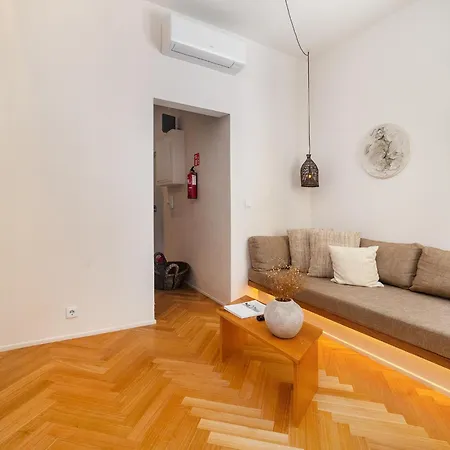 Whome Charm Walk To Graca Viewpoints 리스본