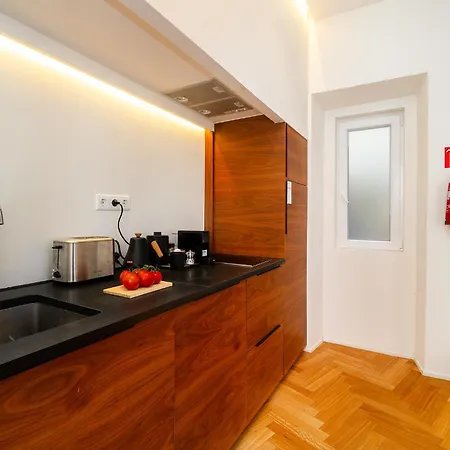 Whome Charm Walk To Graça Viewpoints *