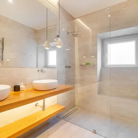 Whome Charm Walk To Graça Viewpoints