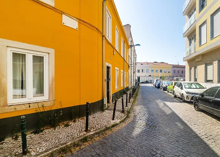 Whome Charm Walk To Graca Viewpoints