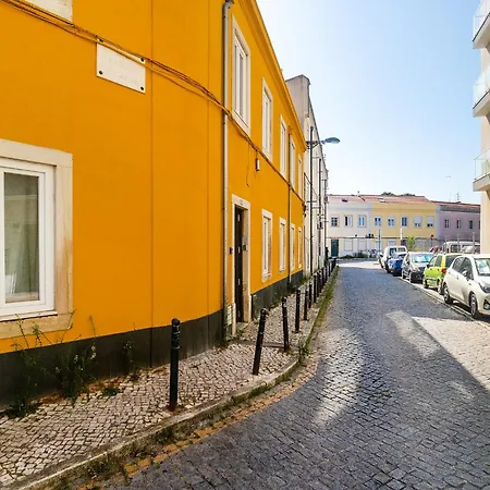 Whome Charm Walk To Graca Viewpoints